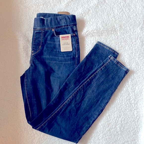Signature by Levi Strauss Denim - Ladies Signature Levi Stauss super skinny denim jeans. Size 6.
